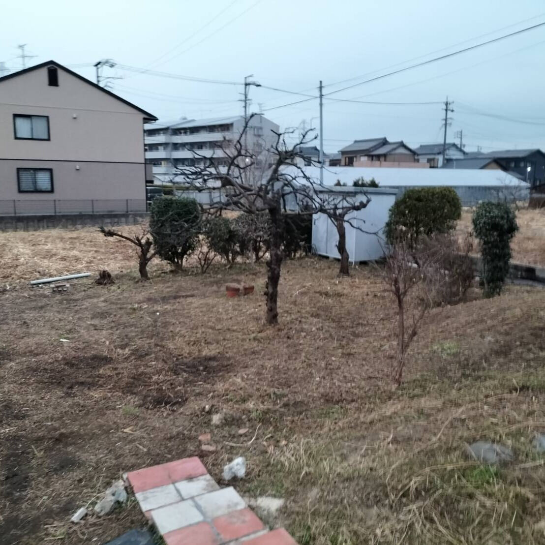 先日、広大な敷地をお持ちのお客様から、草刈りと植栽の剪定に関