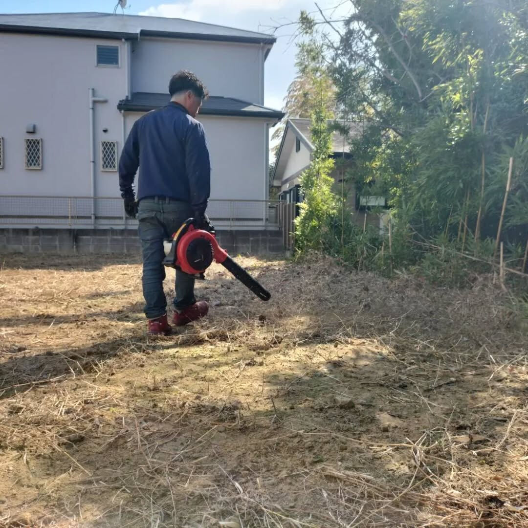 売買用の空き地が草が生えてきて見栄えが悪いのと、何より測量が